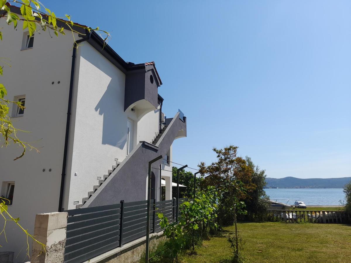 Apartman Prvi Red Do Mora Sveti Filip i Jakov Bagian luar foto
