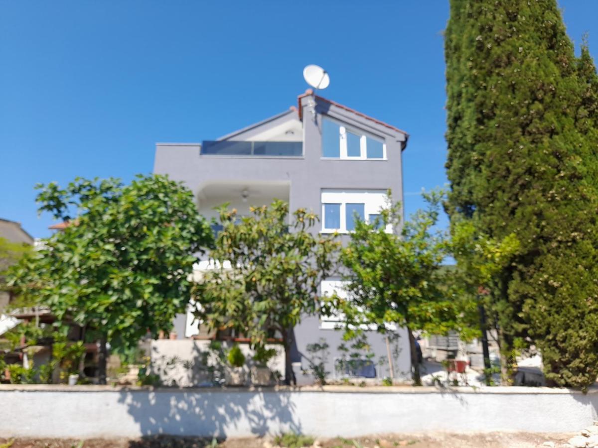 Apartman Prvi Red Do Mora Sveti Filip i Jakov Bagian luar foto