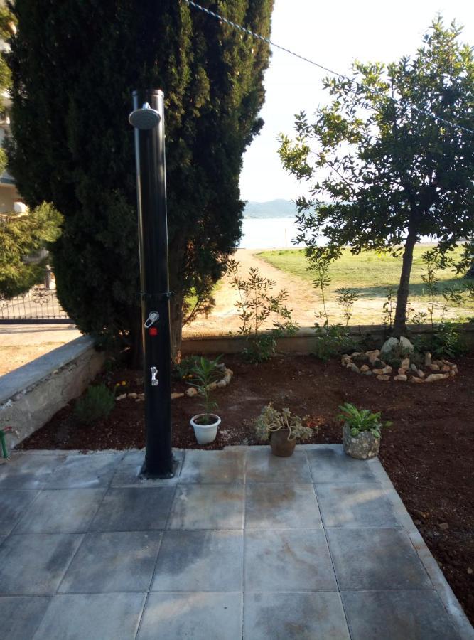Apartman Prvi Red Do Mora Sveti Filip i Jakov Bagian luar foto
