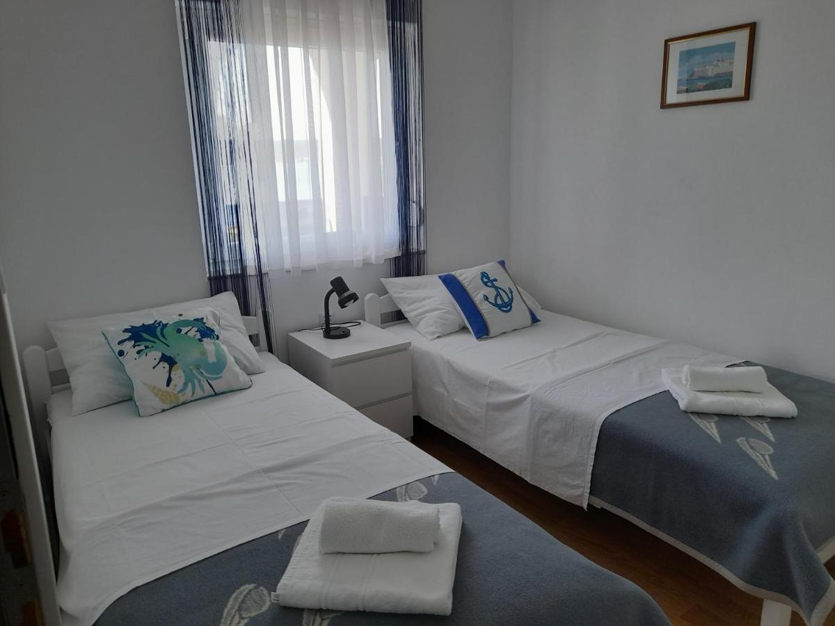 Apartman Prvi Red Do Mora Sveti Filip i Jakov Bagian luar foto