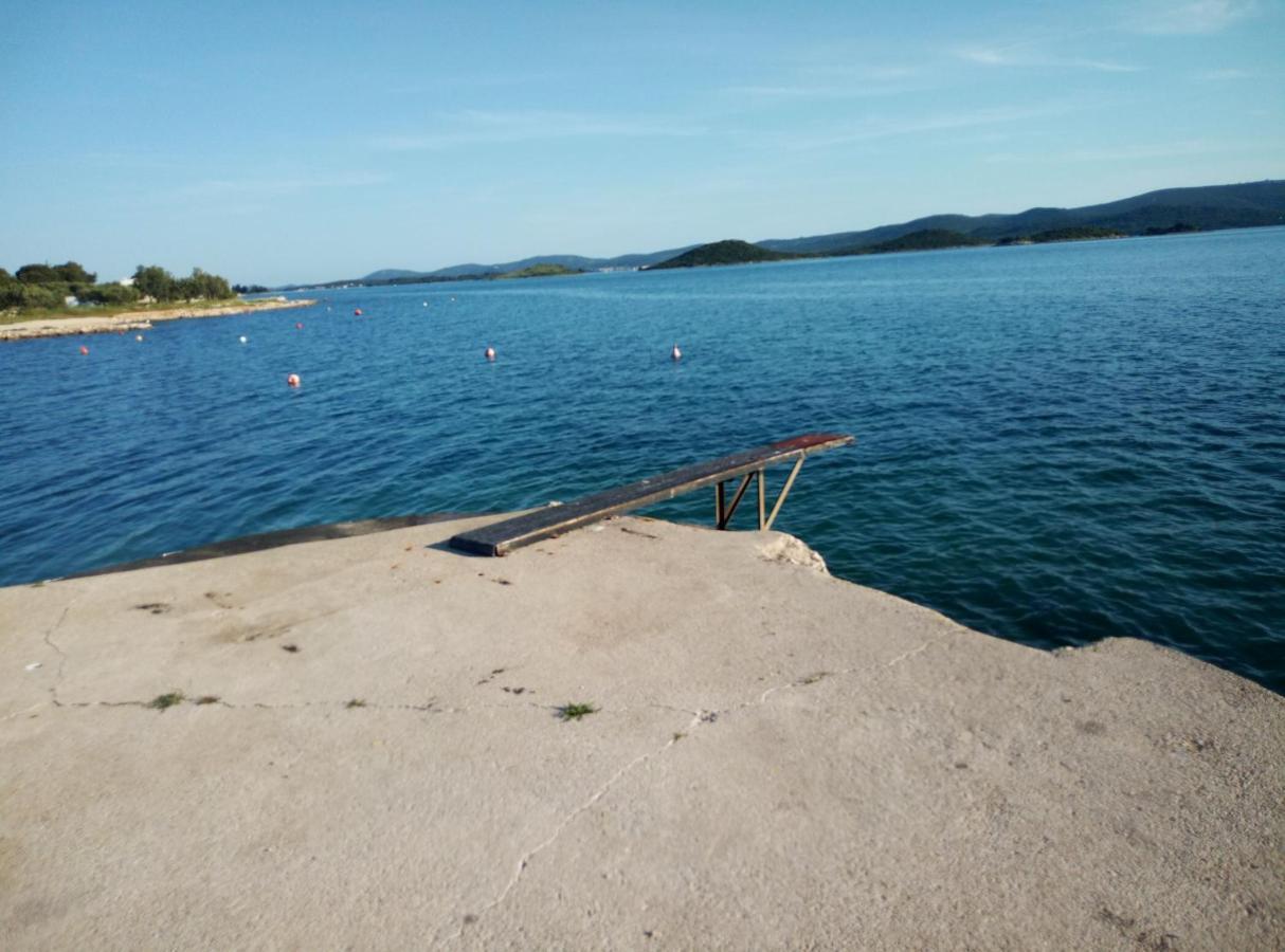 Apartman Prvi Red Do Mora Sveti Filip i Jakov Bagian luar foto